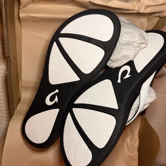 OluKai Ho'opio Sandals - White/Onyx - Picture 4 of 4